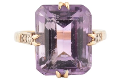 Lot 234 - MID CENTURY 9CT GOLD & AMYTHST COCKTAIL RING