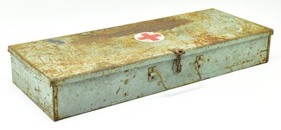 Lot 373 - VINTAGE 20TH CENTURY MEDICAL FIRST AID KIT TIN CASE