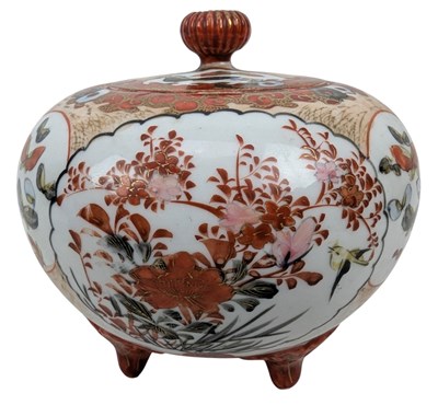 Lot 207 - EARLY 20TH MEIJI PERIOD JAPANESE KUTANI LIDDED BOWL 19世纪明治九谷烧三足炉