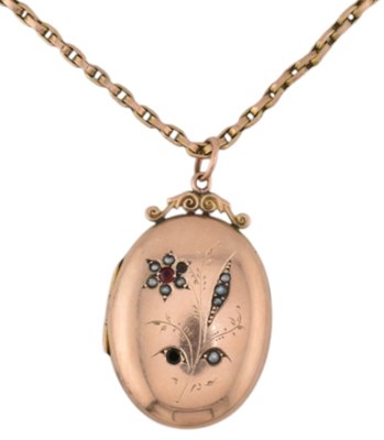 Lot 373 - 9CT GOLD FRONT & BACK LOCKET ON ROLLED GOLD CHAIN