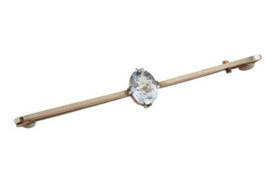 Lot 147 - AN EARLY 20TH CENTURY 9CT GOLD & AQUAMARINE BAR BROOCH PIN