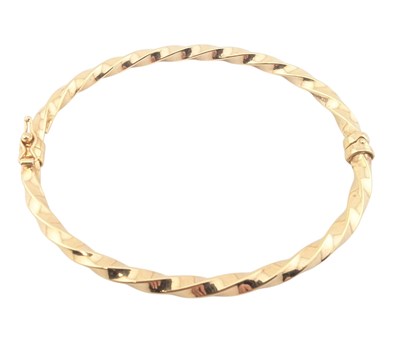 Lot 276 - A CONTEMPORARY 9CT GOLD TWIST DESIGN BANGLE