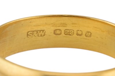 Lot 73 - 1950S HALLMARKED 22CT GOLD BAND RING