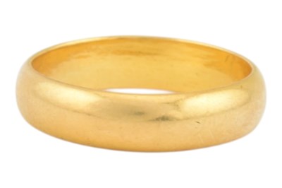 Lot 73 - 1950S HALLMARKED 22CT GOLD BAND RING