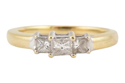 Lot 323 - 14CT GOLD THREE-STONE DIAMOND RING