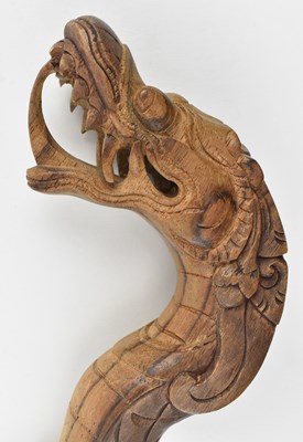Lot 130 - HARDWOOD CARVED CANE IN FORM OF A DRAGON 实木雕刻拐杖