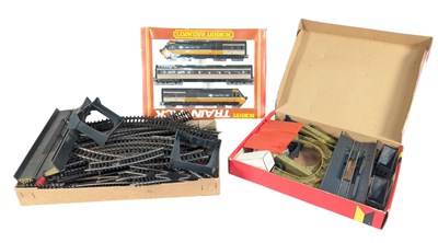 Lot 58 - MODEL RAILWAY - HORNBY OO GAUGE R401 LOCOMOTIVE SET & WAGONS