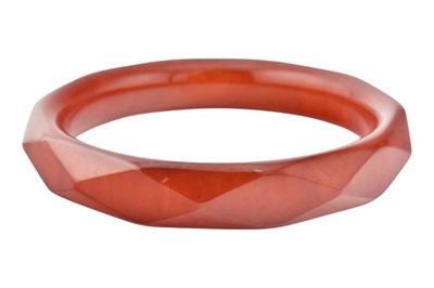 Lot 68 - VINTAGE FACETED CHERRY AMBER BAKELITE BANGLE
