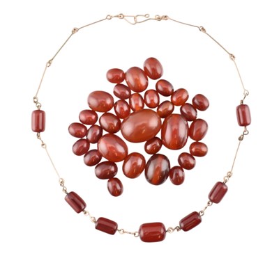 Lot 144 - CHERRY AMBER BAKELITE NECKLACE & A QUANTITY OF LOOSE BEADS