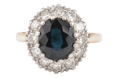 Lot 26 - 18CT GOLD PLATINUM SAPPHIRE & DIAMOND CLUSTER RING