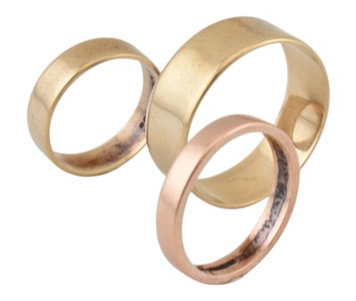 Lot 212 - THREE HALLMARKED 9CT GOLD BAND RINGS
