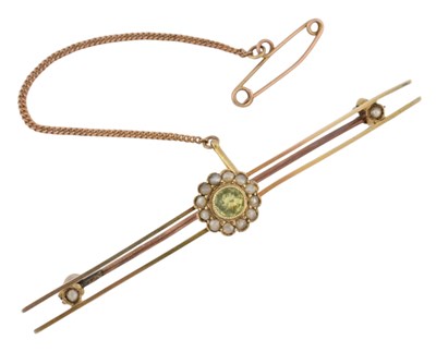 Lot 160 - EARLY 20TH CENTURY 9CT GOLD PERIDOT & PEARL BROOCH PIN