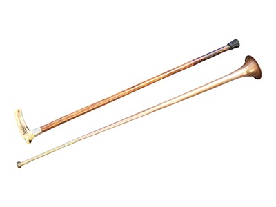 Lot 353 - 20TH CENTURY VINTAGE SILVER COLLARED WALKING STICK & COPPER COACH HORN / BUGLE