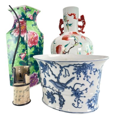 Lot 51 - TWO 20TH CENTURY CHINESE PORCELAIN VASES & A WATER PIPE 青花粉彩花瓶和水烟一组