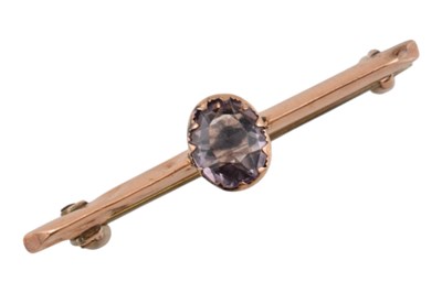 Lot 231 - HALLMARKED 9CT GOLD & AMETHYST KNIFE BAR BROOCH