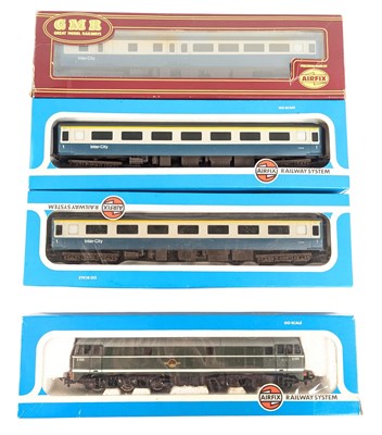 Lot 47 - MODEL RAILWAY - AIRFIX OO GAUGE LOCOMOTIVE & COACHES