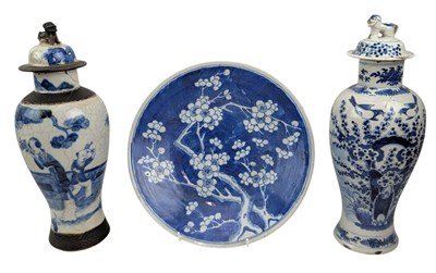 Lot 129 - THREE 19TH CENTURY CHINESE BLUE & WHITE PORCELAIN CENTREPIECES 19世纪青花盖瓶两件和青花冰梅盘