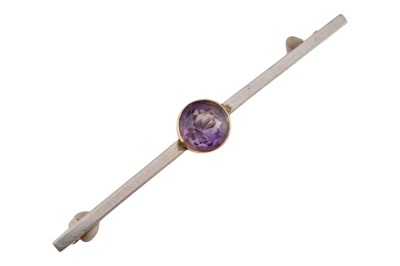 Lot 371 - EARLY 20TH CENTURY GOLD & AMETHYST BAR BROOCH PIN