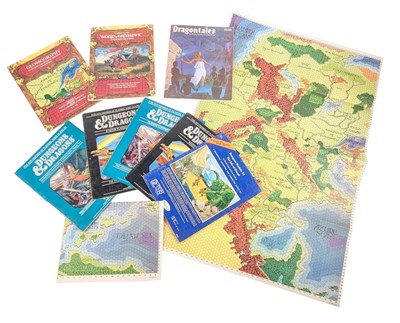 Lot 639 - DUNGEONS & DRAGONS - PLAYER'S & MASTERS COMPANION BOOKS & MAPS