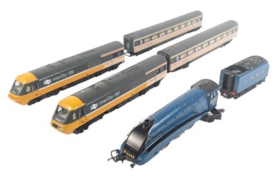Lot 138 - MODEL RAILWAY - HORNBY OO GAUGE LOCOMOTIVES & COACHES