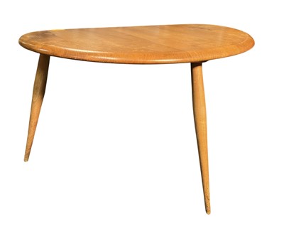 Lot 308 - ERCOL FURNITURE - MODEL 354 RETRO BEECH & ELM SINGLE PEBBLE TABLE