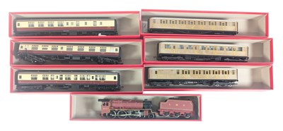 Lot 118 - MODEL RAILWAY - HORNBY OO GAUGE LOCOMOTIVE & x6 CARRIAGES