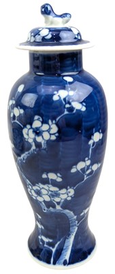 Lot 49 - EARLY 20TH CENTURY CHINESE BLUE & WHITE PRUNUS LIDDED VASE 清末民初青花冰梅盖瓶