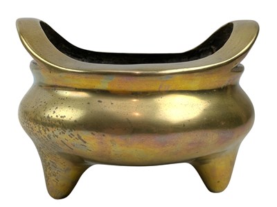 Lot 116 - CHINESE XUANDE MARK BRONZE TWIN HANDLED TRIPOD CENSER 宣德款桥耳三足炉