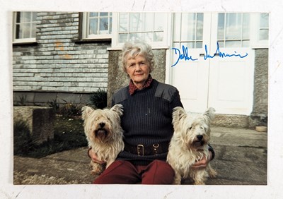 Lot 99 - AUTHORS - DAPHNE DU MAURIER (D.1989) - PERSONAL SIGNED PHOTOGRAPH