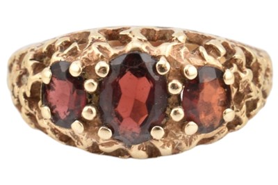 Lot 190 - 1970S HALLMARKED 9CT GOLD & GARNET TRILOGY RING