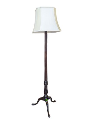 Lot 709 - EARLY 20TH CENTURY MAHOGANY FLOOR STANDARD LAMP