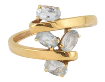 Lot 319 - 18CT GOLD & AQUAMARINE CLUSTER RING