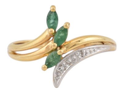 Lot 286 - 18CT GOLD EMERALD & DIAMOND CROSSOVER RING