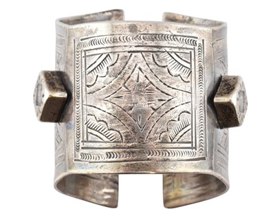 Lot 125 - LARGE WHITE METAL CUFF BANGLE