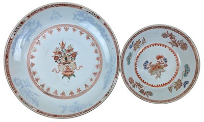 Lot 15 - TWO 18TH CENTURY CHINESE KANGXI EXPORT PORCELAIN PIECES 清 康熙 五彩龙纹盘和粉彩描金盘