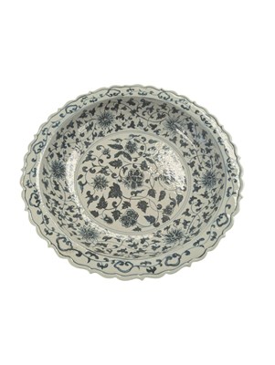 Lot 104 - LARGE EARLY 20TH CENTURY MING COPY BLUE & WHITE CHARGER