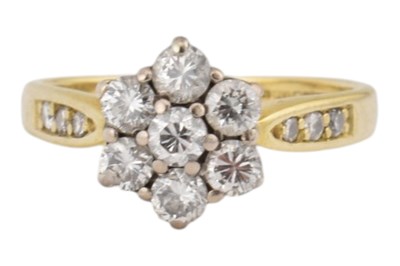 Lot 135 - HALLMARKED 18CT GOLD & DIAMOND CLUSTER RING