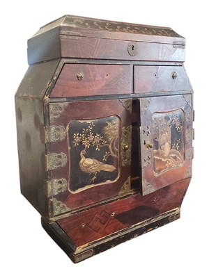 Lot 328 - EARLY 20TH CENTURY JAPANESE HAKONE INLAY & LACQUERED JEWELLERY CABINET / BOX