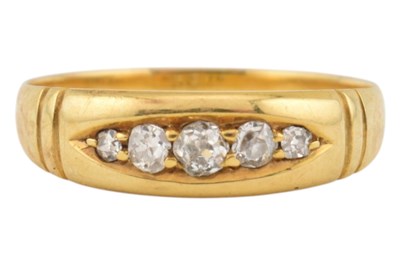 Lot 136 - 18CT GOLD & DIAMOND FIVE STONE RING