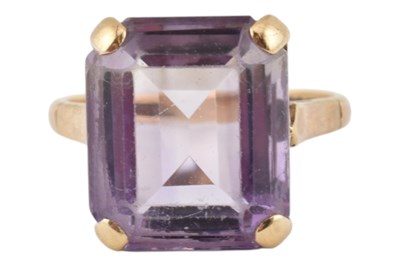 Lot 324 - 1970S HALLMARKED 9CT GOLD & AMETHYST COCKTAIL RING