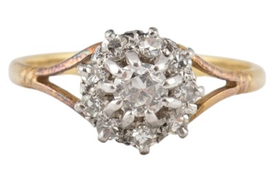 Lot 165 - EARLY 20TH CENTURY GOLD & DIAMOND CLUSTER RING