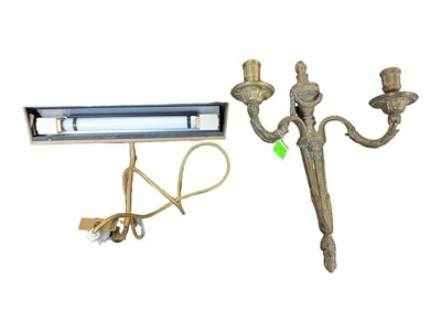 Lot 921 - EARLY 20TH CENTURY BRASS WALL SCONCE W/ WALL PAINTING LIGHT