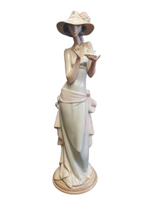 Lot 108 - LLADRO - LATE 20TH CENTURY PORCELAIN FIGURE TEA TIME 5470