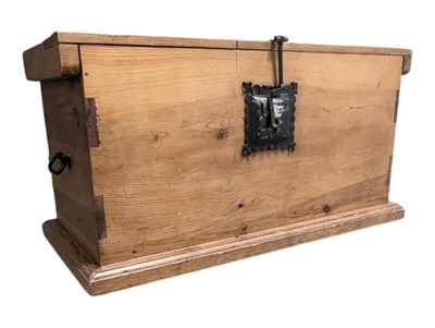 Lot 934 - VICTORIAN 19TH CENTURY PINE CHEST / BLANKET BOX