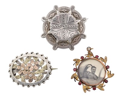 Lot 344 - COLLECTION OF SILVER JEWELLERY BROOCHES & PENDANT