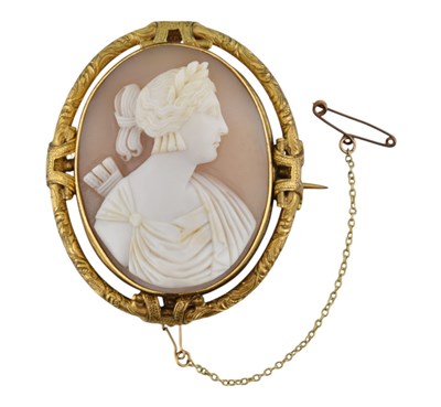 Lot 335 - 19TH CENTURY PINCHBECK MOUNTED CAMEO BROOCH - DIANA THE HUNTRESS