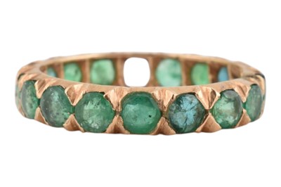 Lot 348 - A GOLD & EMERALD SET ETERNITY RING
