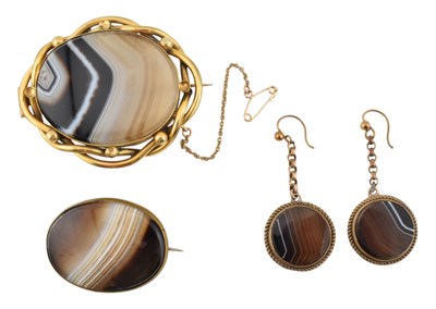 Lot 369 - VICTORIAN PINCHBECK GOLD & AGATE BROOCH EARRINGS