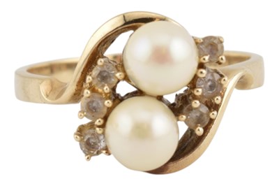 Lot 304 - 14CT GOLD TWIN PEARL RING