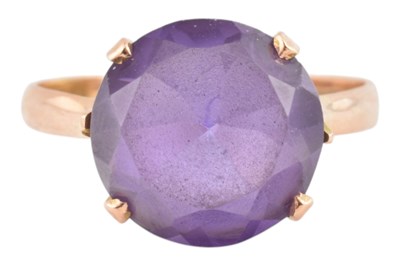 Lot 222 - GOLD & SYNTHETIC SAPPHIRE RING